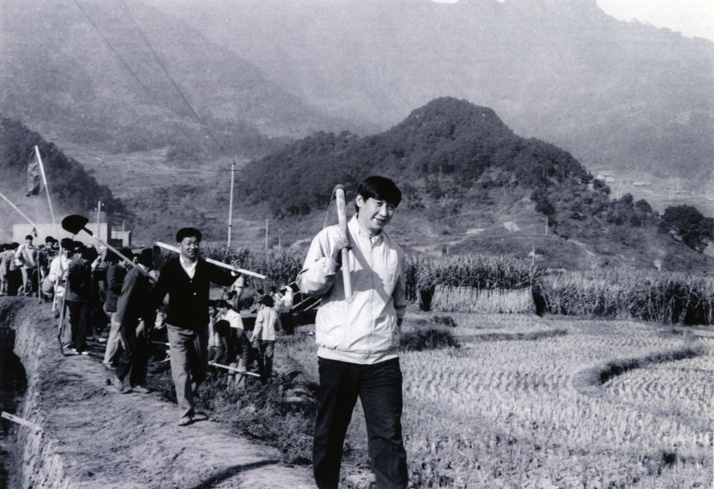 這是1989年，時(shí)任福建省寧德地委書(shū)記的習(xí)近平帶領(lǐng)地直機(jī)關(guān)千余名干部到寧德縣南漈水利工地參加清溝排障修整水渠勞動(dòng)。新華社發(fā)