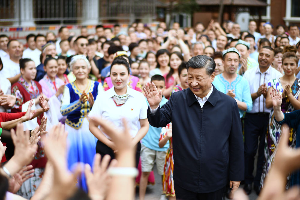2022年7月13日，習(xí)近平在新疆維吾爾自治區(qū)烏魯木齊市天山區(qū)固原巷社區(qū)考察時(shí)，向各族群眾揮手致意。新華社記者 燕雁 攝