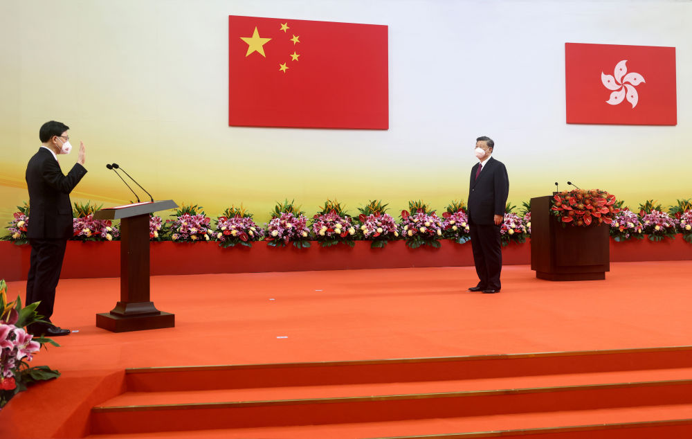 2022年7月1日，慶祝香港回歸祖國(guó)25周年大會(huì)暨香港特別行政區(qū)第六屆政府就職典禮在香港會(huì)展中心隆重舉行。習(xí)近平出席并發(fā)表重要講話。這是習(xí)近平監(jiān)誓，香港特別行政區(qū)第六任行政長(zhǎng)官李家超宣誓就職。新華社記者 鞠鵬 攝