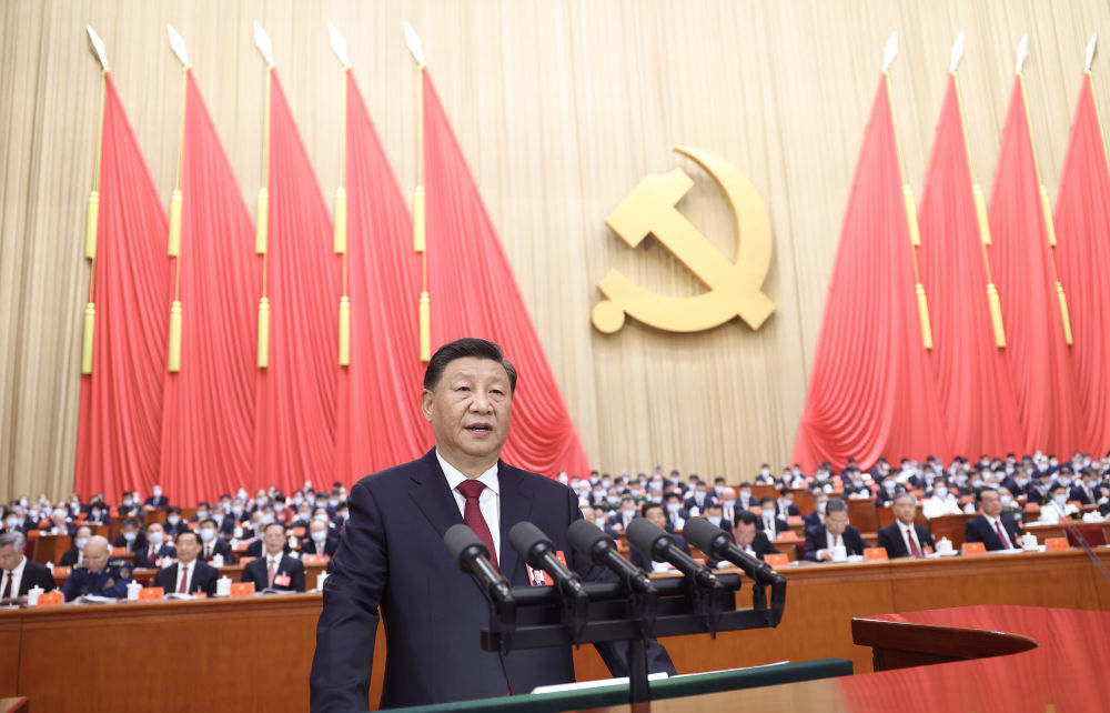 2022年10月16日，中國(guó)共產(chǎn)黨第二十次全國(guó)代表大會(huì)在北京人民大會(huì)堂開(kāi)幕。習(xí)近平代表第十九屆中央委員會(huì)向大會(huì)作報(bào)告。新華社記者 鞠鵬 攝