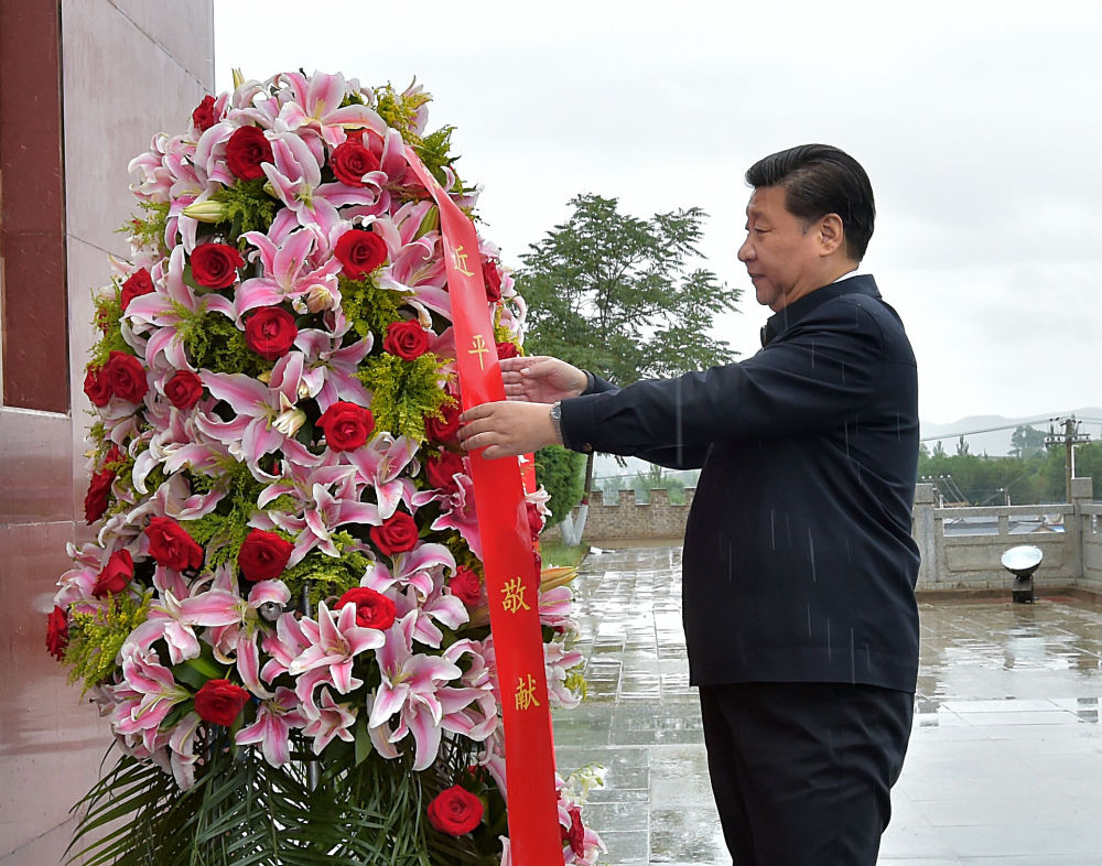 2016年7月18日，習(xí)近平在寧夏固原市西吉縣將臺(tái)堡向紅軍長(zhǎng)征會(huì)師紀(jì)念碑敬獻(xiàn)花籃。新華社記者 李濤 攝