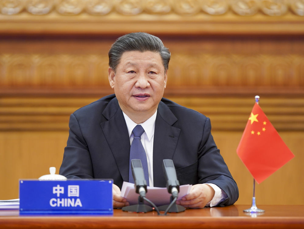 2020年3月26日，習(xí)近平在北京出席二十國(guó)集團(tuán)領(lǐng)導(dǎo)人應(yīng)對(duì)新冠肺炎特別峰會(huì)并發(fā)表題為《攜手抗疫 共克時(shí)艱》的重要講話。新華社記者 李學(xué)仁 攝