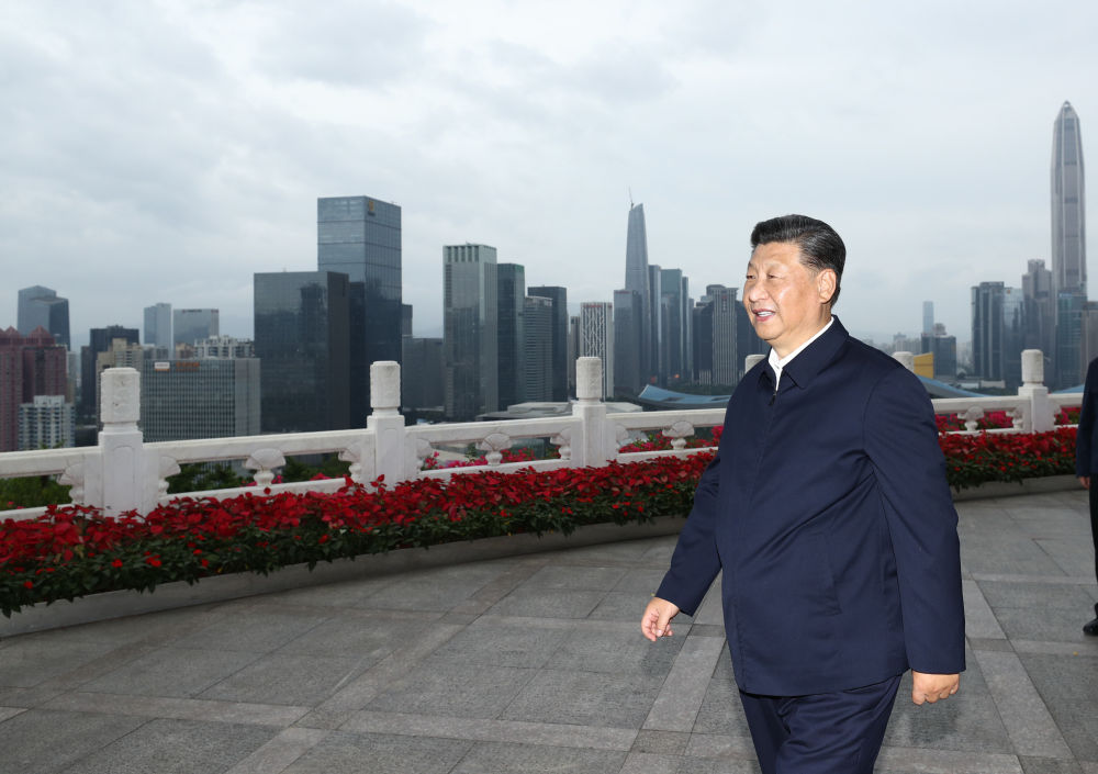 2020年10月14日，習(xí)近平在廣東省深圳市蓮花山公園遠(yuǎn)眺特區(qū)新貌。新華社記者 鞠鵬 攝