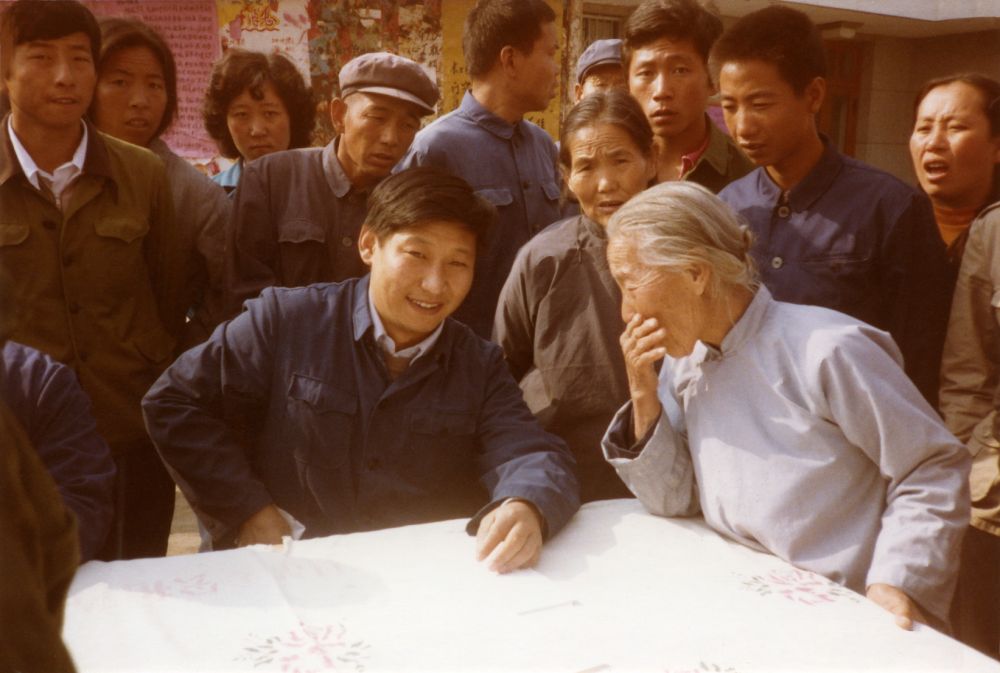這是1983年，時(shí)任河北省正定縣委書(shū)記的習(xí)近平，臨時(shí)在大街上擺桌子聽(tīng)取老百姓意見(jiàn)。新華社發(fā)