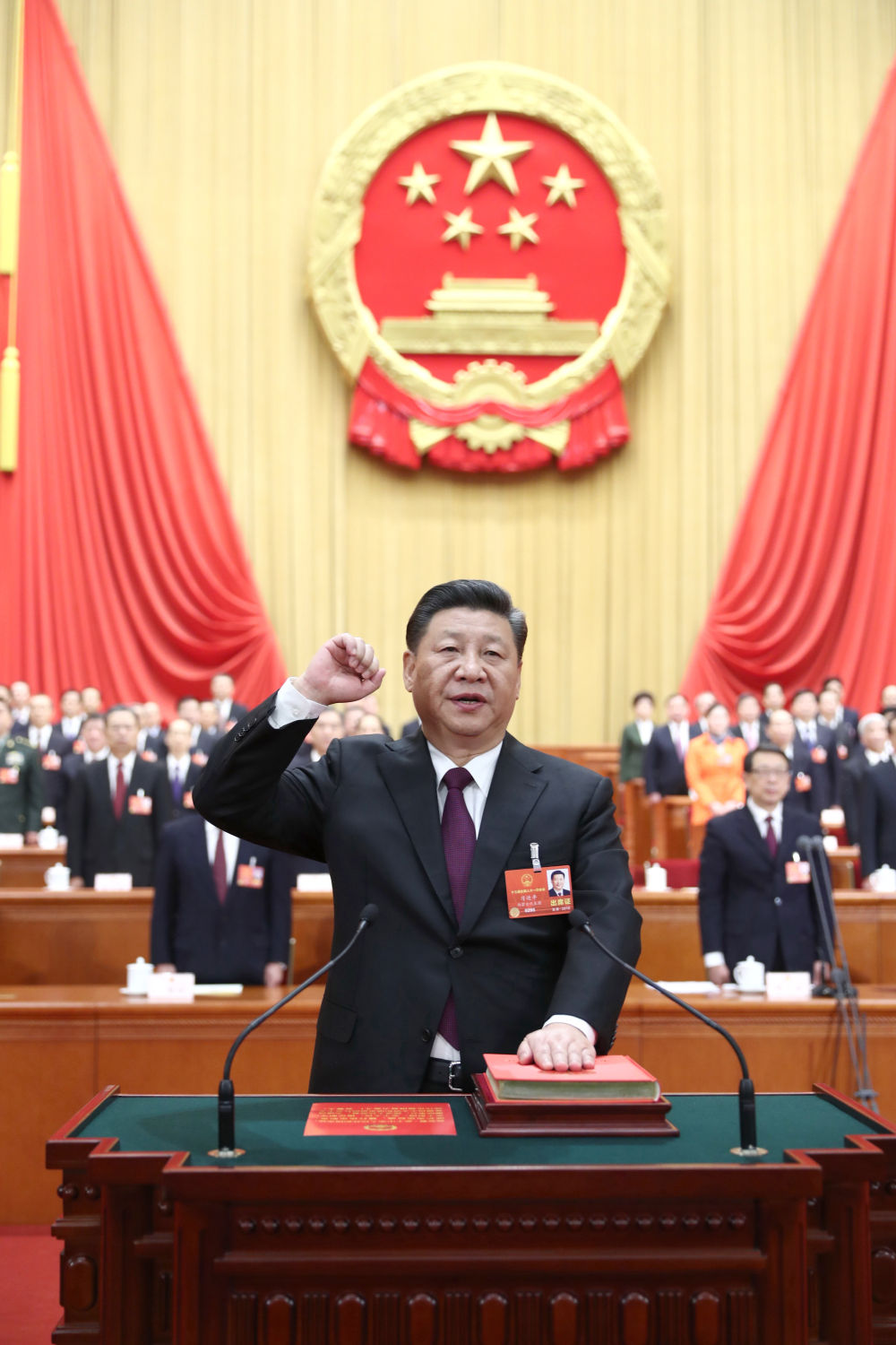 2018年3月17日，十三屆全國(guó)人大一次會(huì)議在北京人民大會(huì)堂舉行第五次全體會(huì)議。習(xí)近平當(dāng)選中華人民共和國(guó)主席、中華人民共和國(guó)中央軍事委員會(huì)主席。這是習(xí)近平進(jìn)行憲法宣誓。新華社記者 鞠鵬 攝