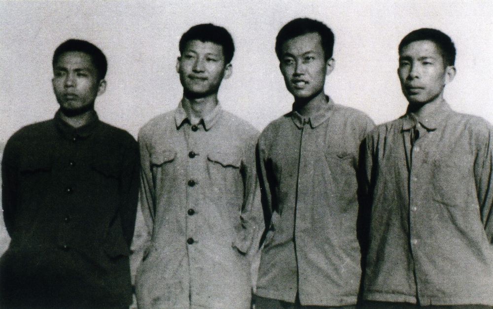 這是1973年上山下鄉(xiāng)時(shí)期，習(xí)近平(左二)在陜西省延川縣。新華社發(fā)