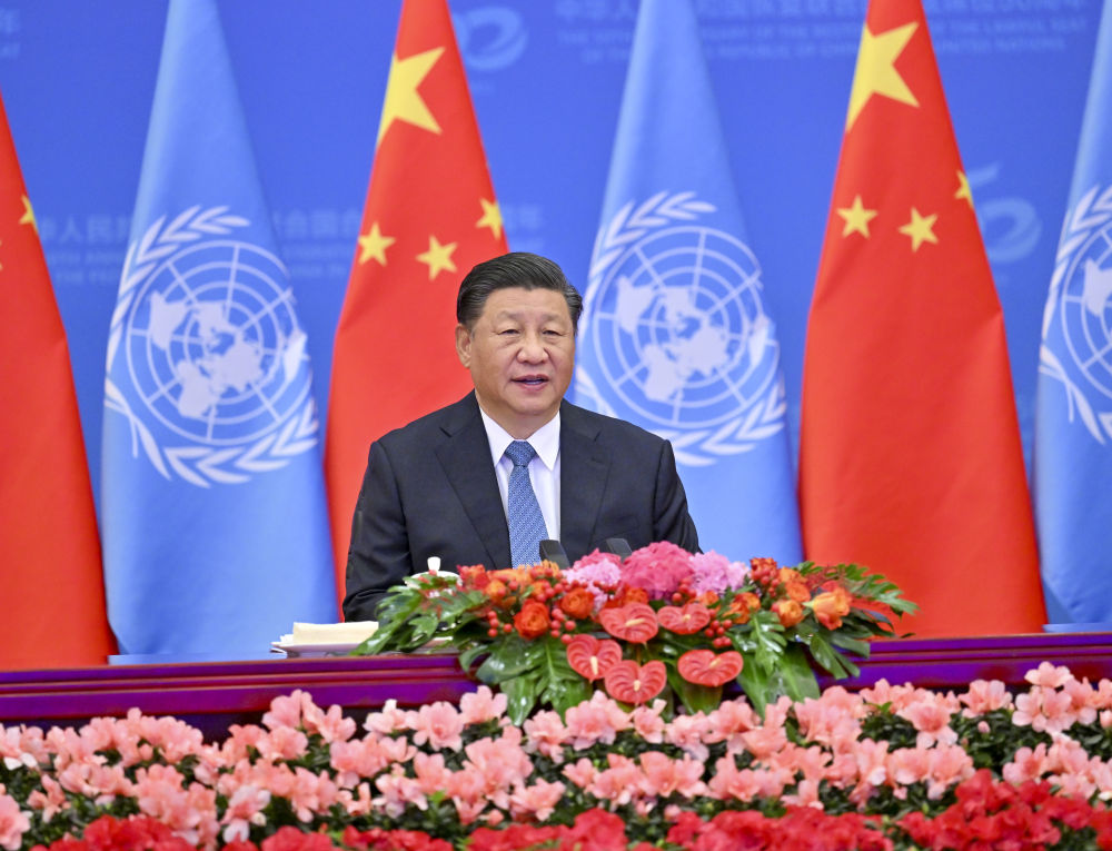 2021年10月25日，習(xí)近平在北京出席中華人民共和國(guó)恢復(fù)聯(lián)合國(guó)合法席位50周年紀(jì)念會(huì)議并發(fā)表重要講話。新華社記者 李學(xué)仁 攝