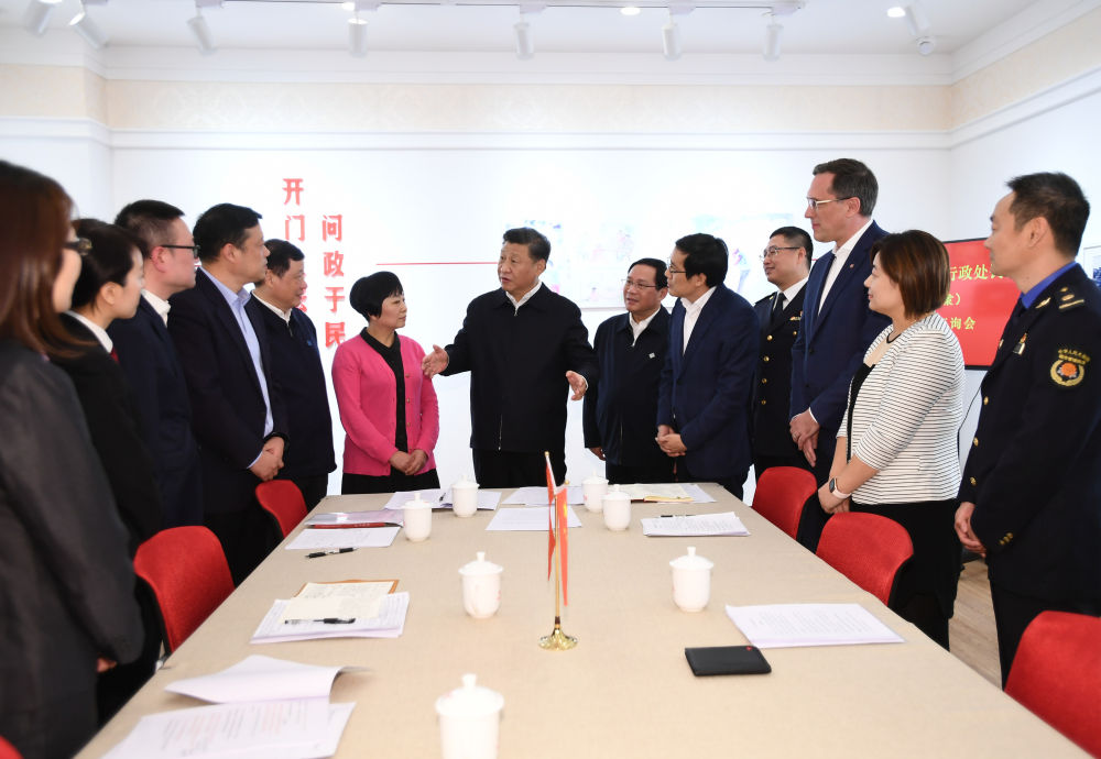 2019年11月2日，習(xí)近平在上海市長(zhǎng)寧區(qū)虹橋街道古北市民中心，同參加法律草案意見(jiàn)建議征詢會(huì)的中外居民親切交談，詳細(xì)詢問(wèn)法律草案的意見(jiàn)征集工作情況。新華社記者 謝環(huán)馳 攝