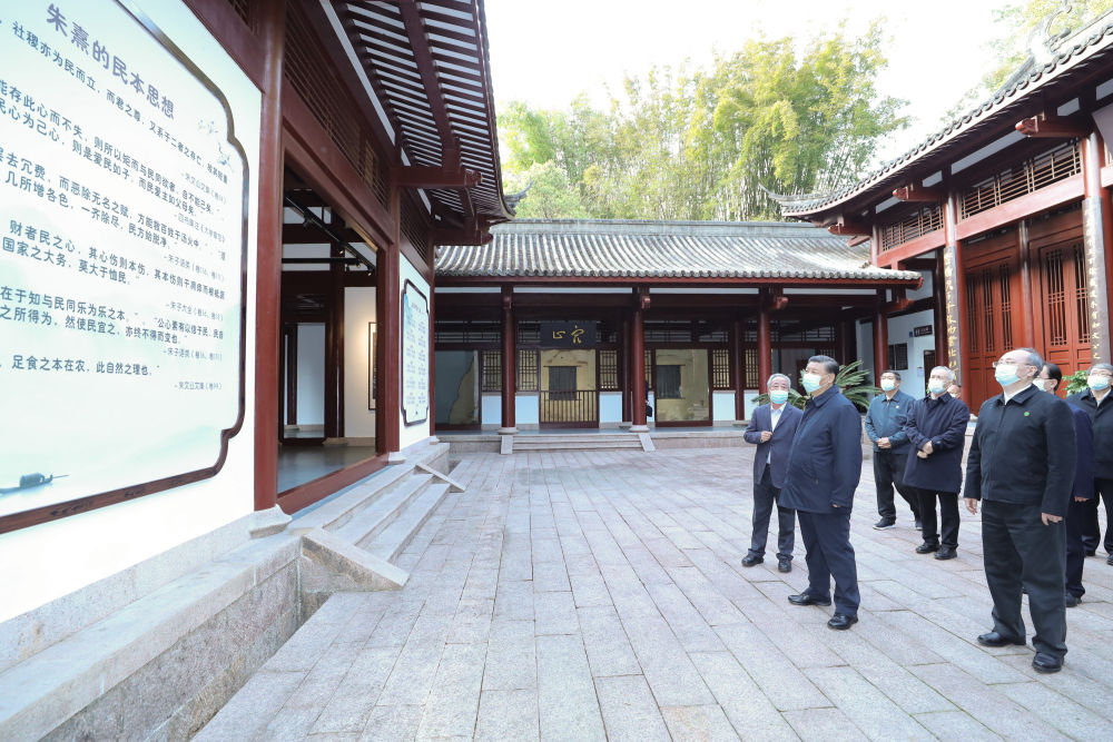2021年3月22日，習(xí)近平在福建省南平武夷山朱熹園，了解朱熹生平及理學(xué)研究等情況。新華社記者 鞠鵬 攝