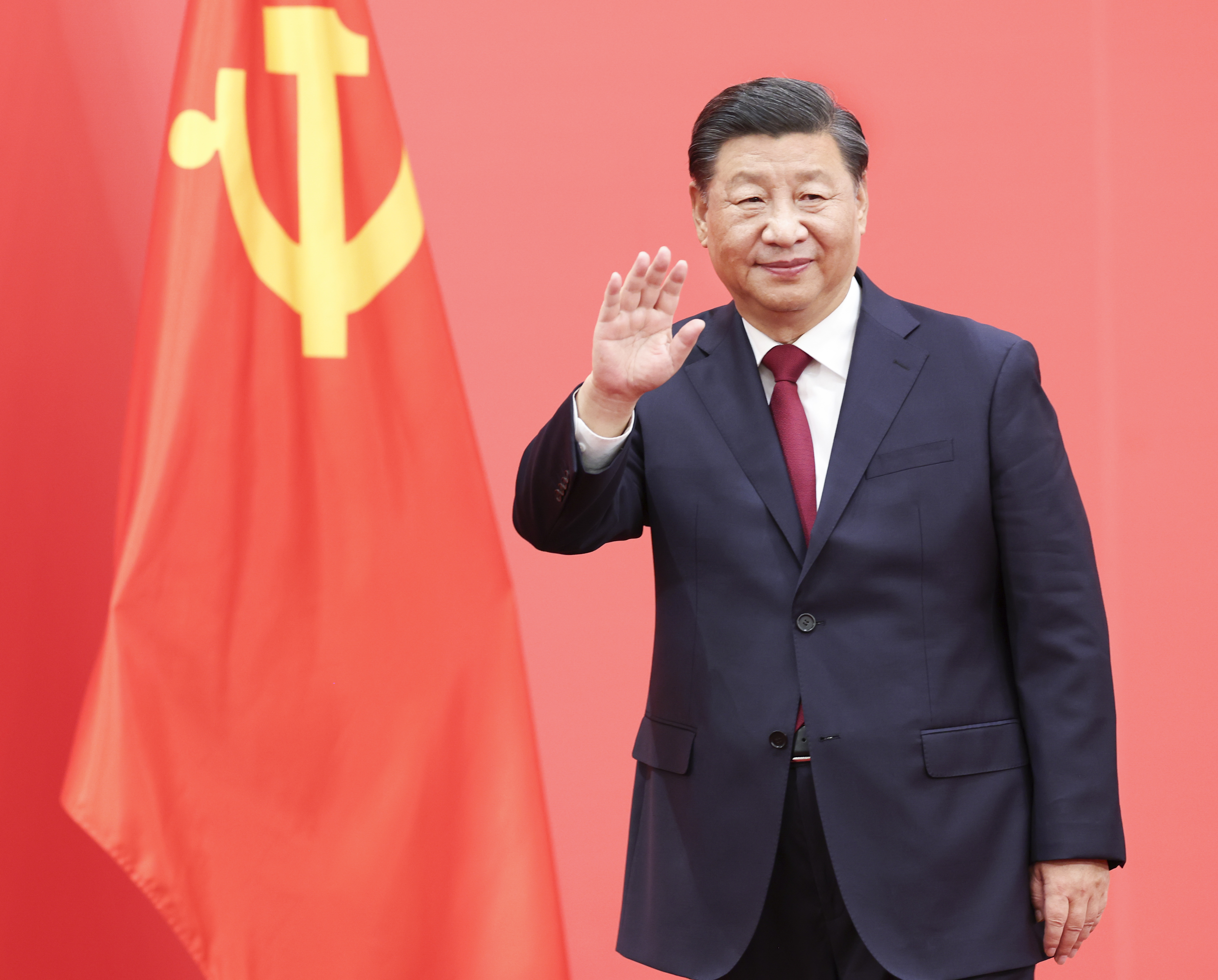 22年10月23日，剛剛在中國(guó)共產(chǎn)黨第二十屆中央委員會(huì)第一次全體會(huì)議上當(dāng)選的中共中央總書(shū)記習(xí)近平和中共中央政治局常委李強(qiáng)、趙樂(lè)際、王滬寧、蔡奇、丁薛祥、李希在北京人民大會(huì)堂同采訪中共二十大的中外記者親切見(jiàn)面。這是習(xí)近平向在場(chǎng)的中外記者揮手致意。新華社記者 龐興雷 攝