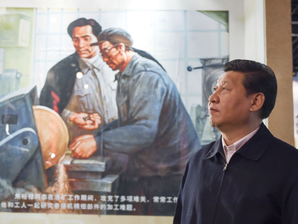 2014年3月17日，習(xí)近平在河南省蘭考縣調(diào)研指導(dǎo)黨的群眾路線教育實(shí)踐活動(dòng)時(shí)，參觀焦裕祿同志紀(jì)念館。新華社記者 李學(xué)仁 攝