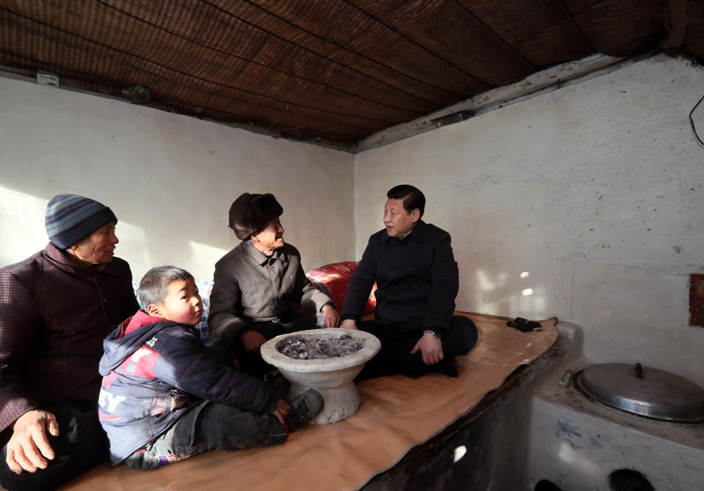 2012年12月30日，習(xí)近平在河北省阜平縣龍泉關(guān)鎮(zhèn)駱駝灣村看望唐榮斌老人一家。新華社記者 蘭紅光 攝